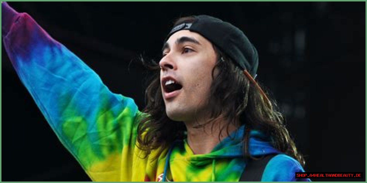
How Much Money Does Vic Fuentes Make? Latest Income Salary
